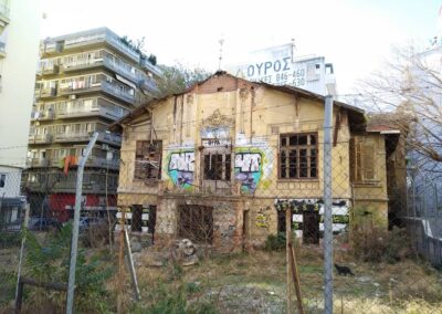 "Έξω από τα τείχη" - Peek at Greek - Greek language and culture school
